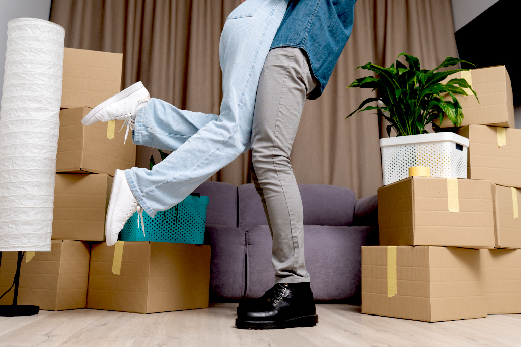 Pareja después de una mudanza exitosa a Requena