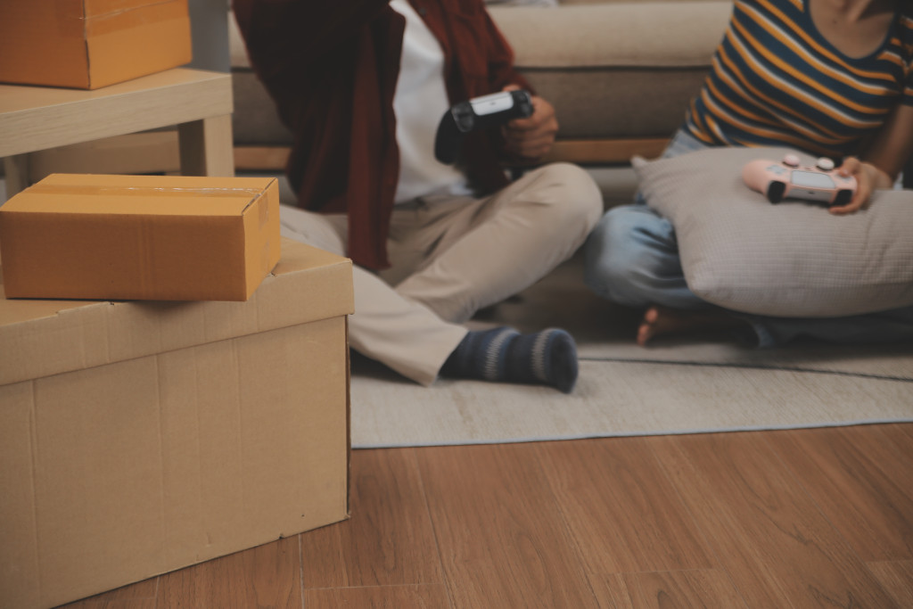 Pareja jugando después de realizar una mudanza a Sagunto
