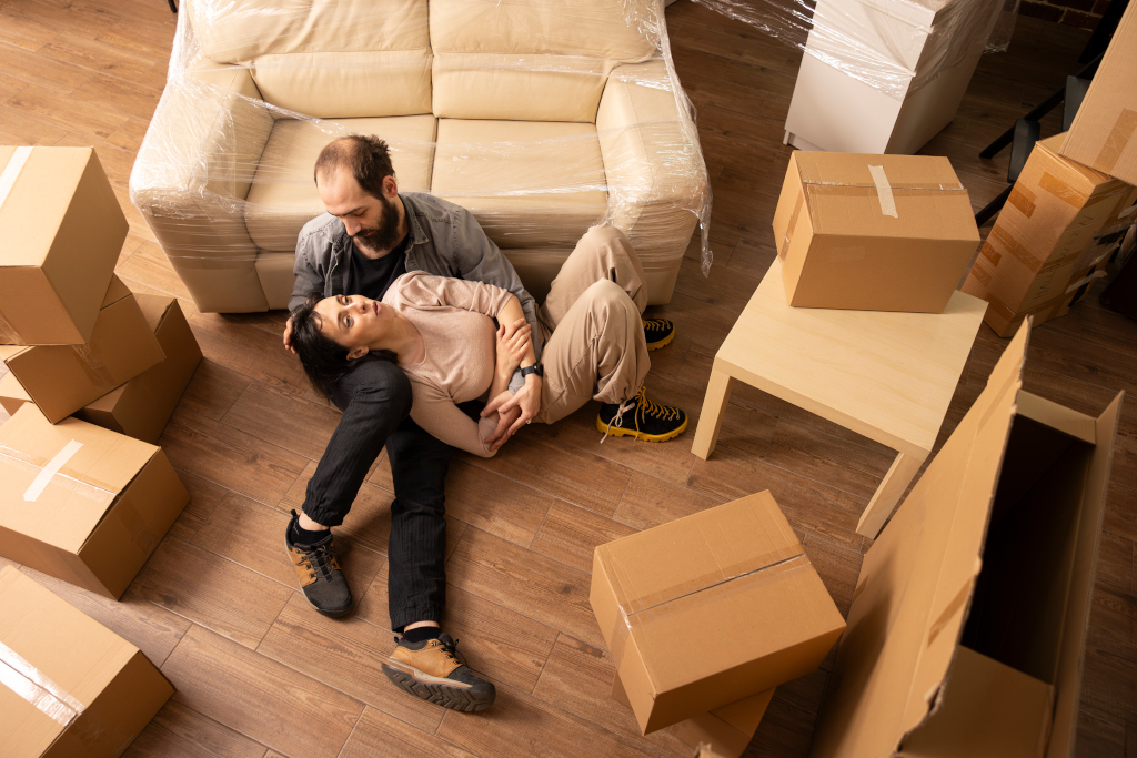 pareja feliz después de realizar una Mudanza a Silla